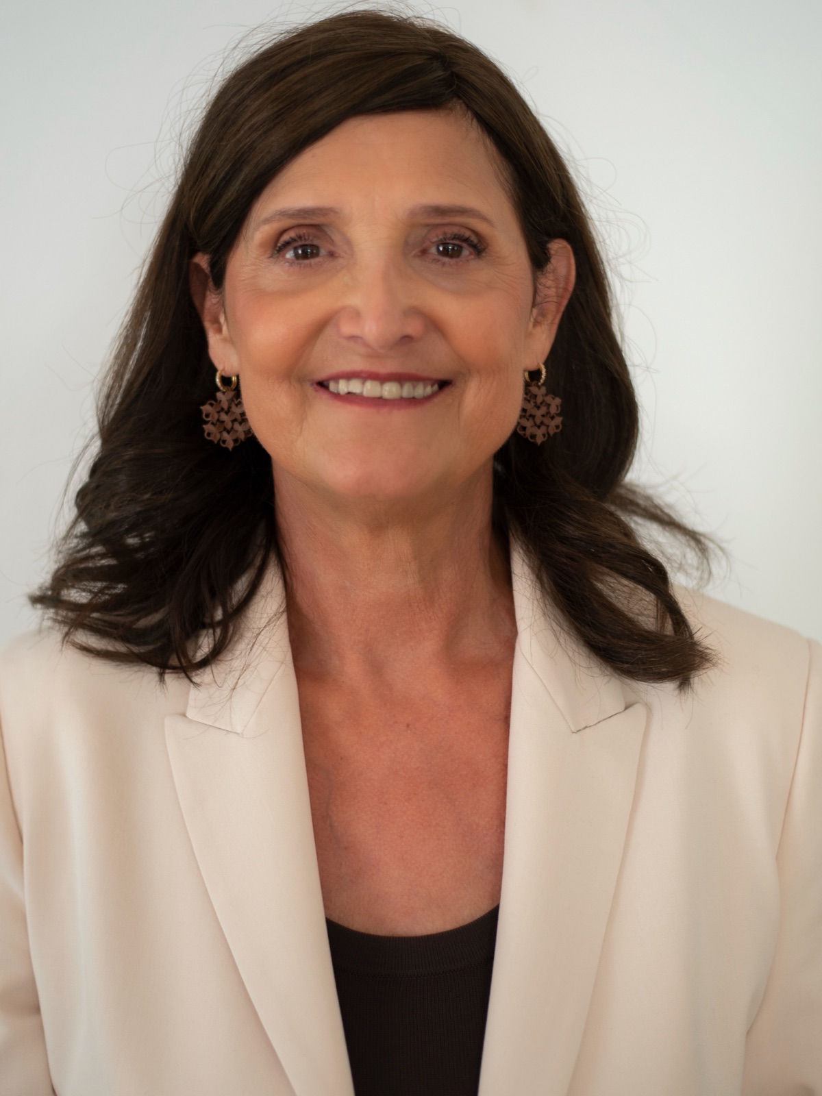 Anita Pitsch, Porträtaufnahme vor hellem Hintergrund